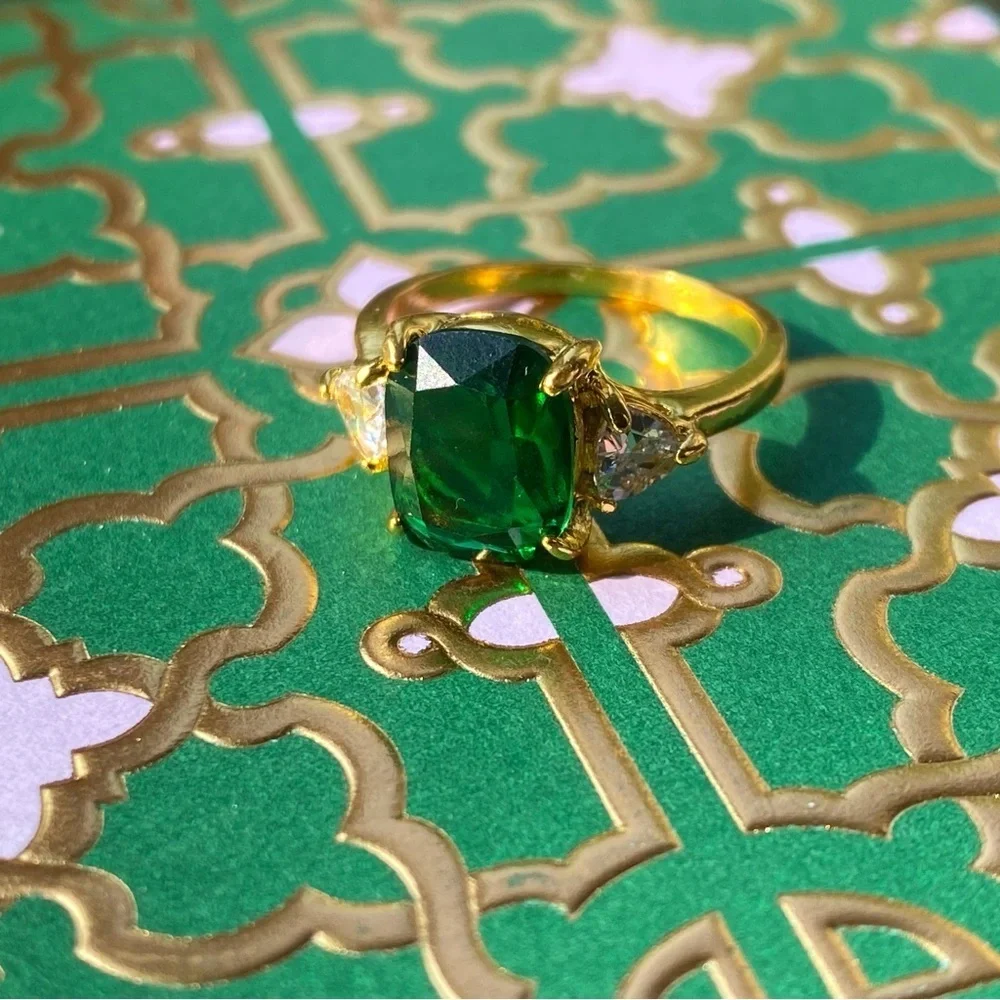 BEAUTIFUL costume jewelry size 7 emerald green gold tone ring